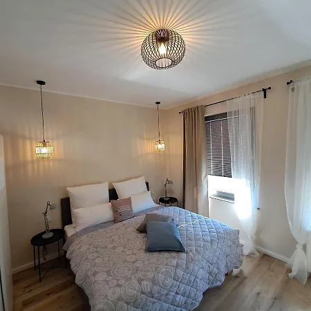 Hotel-ferienwohnungen Cafe Maarblick فندق شالكينميهرين