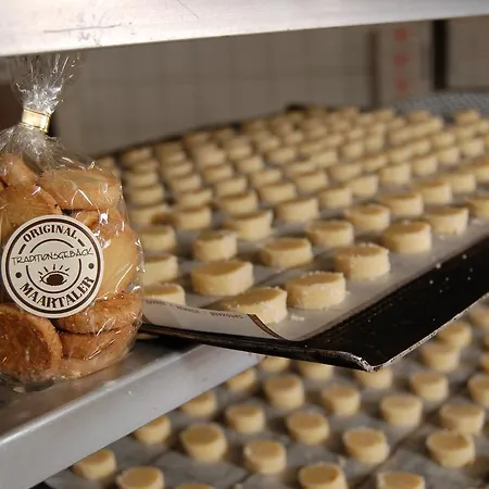 Hotel-ferienwohnungen Cafe Maarblick فندق 3*