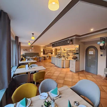 Hotel-ferienwohnungen Cafe Maarblick 酒店 3*