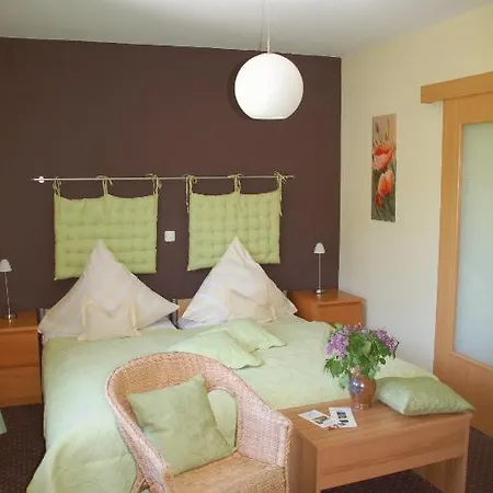 Hotel-ferienwohnungen Cafe Maarblick فندق شالكينميهرين