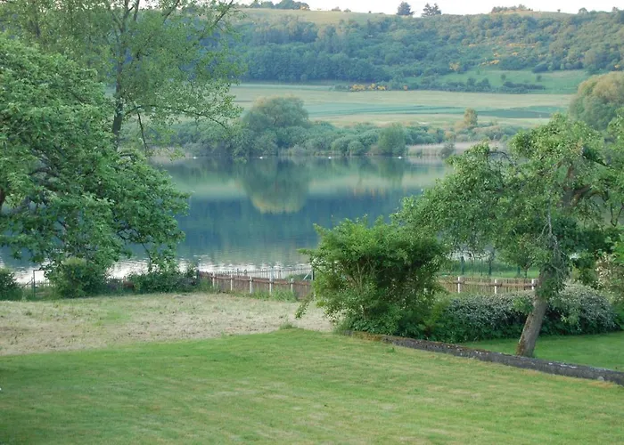 Отель Hotel-ferienwohnungen Cafe Maarblick Шалькенмерен