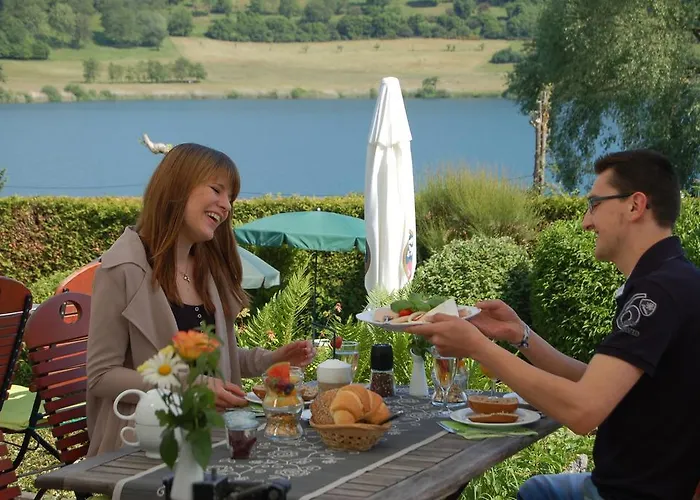 Отель Hotel-ferienwohnungen Cafe Maarblick