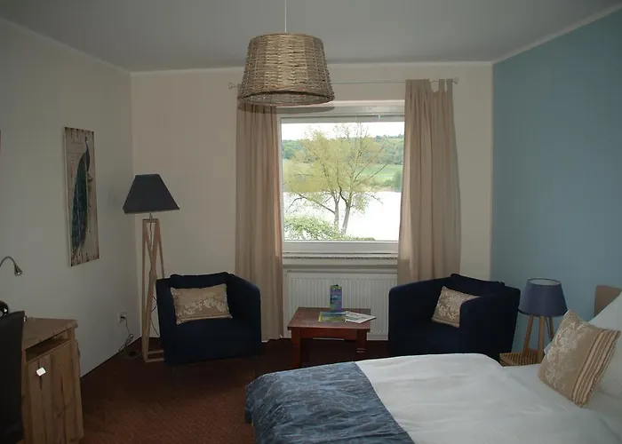 Hotel-ferienwohnungen Cafe Maarblick Отель Шалькенмерен