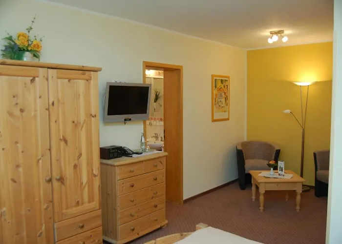 Отель Hotel-ferienwohnungen Cafe Maarblick Шалькенмерен