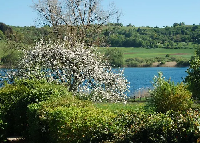 Отель Hotel-ferienwohnungen Cafe Maarblick