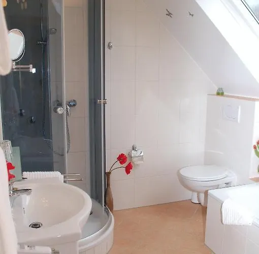 Отель Hotel-ferienwohnungen Cafe Maarblick 3*