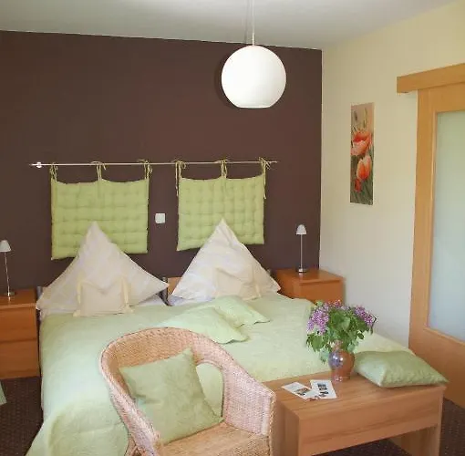 Hotel-ferienwohnungen Cafe Maarblick Отель Шалькенмерен