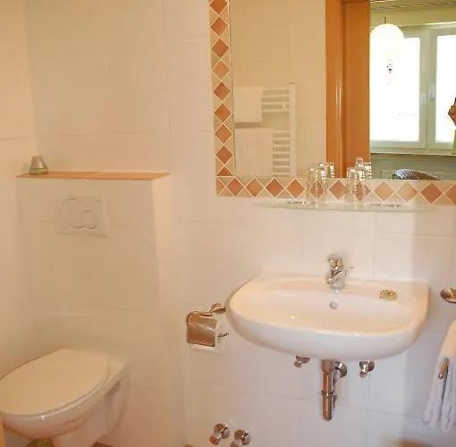 Отель Hotel-ferienwohnungen Cafe Maarblick Шалькенмерен